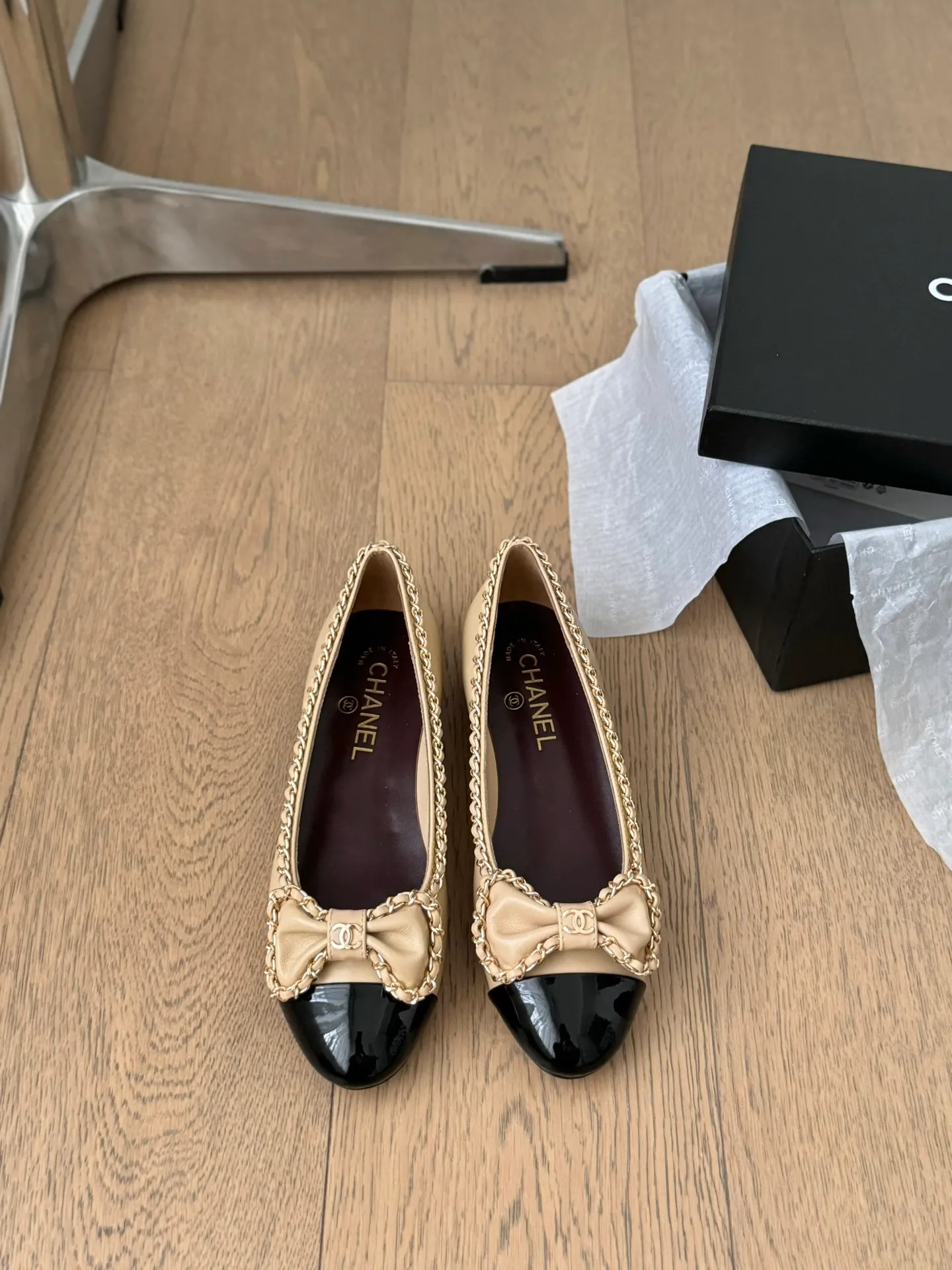 👟👟Ex-factory price 580👟👟 Purchasing agent Chanel Xiaoxiang 24A new chain double C thick heel shoes! 1:1 replica of the original. A classic among classics. It is perfect whether paired with trousers or skirts. The small round head design is very good at modifying the shape of the feet. A must-have for little fairies! The upper is made of imported lambskin, the lining is top-grade mixed sheepskin, and the outsole is imported Italian cowhide. Heel height: 2.5cm. Size: 35-39 (40/41/42/43 customized)